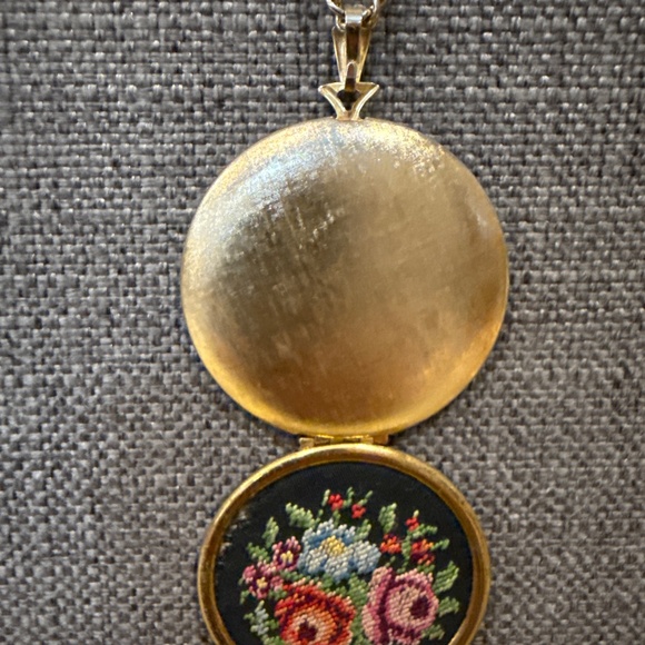 Avon Floralpoint locket - Picture 4 of 11